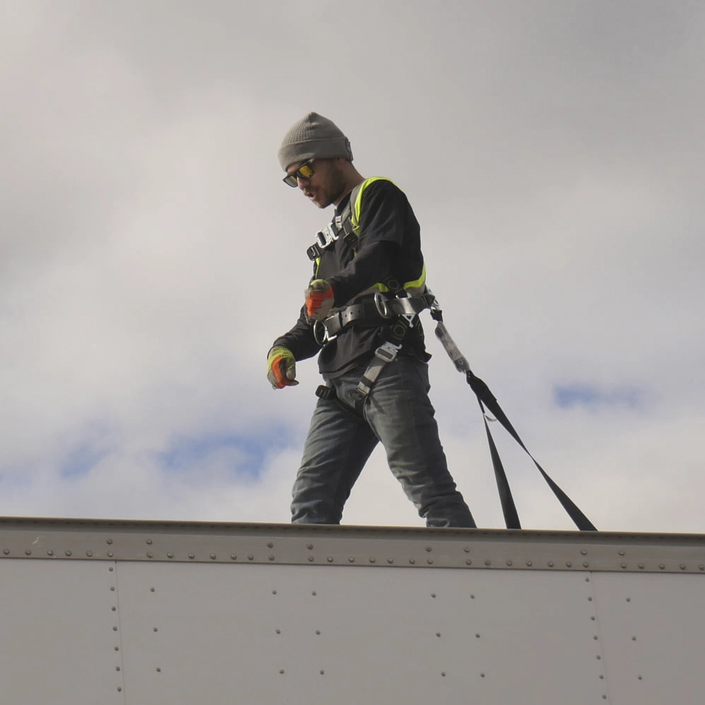 Entreprises CRC - Travailleur sur un camion